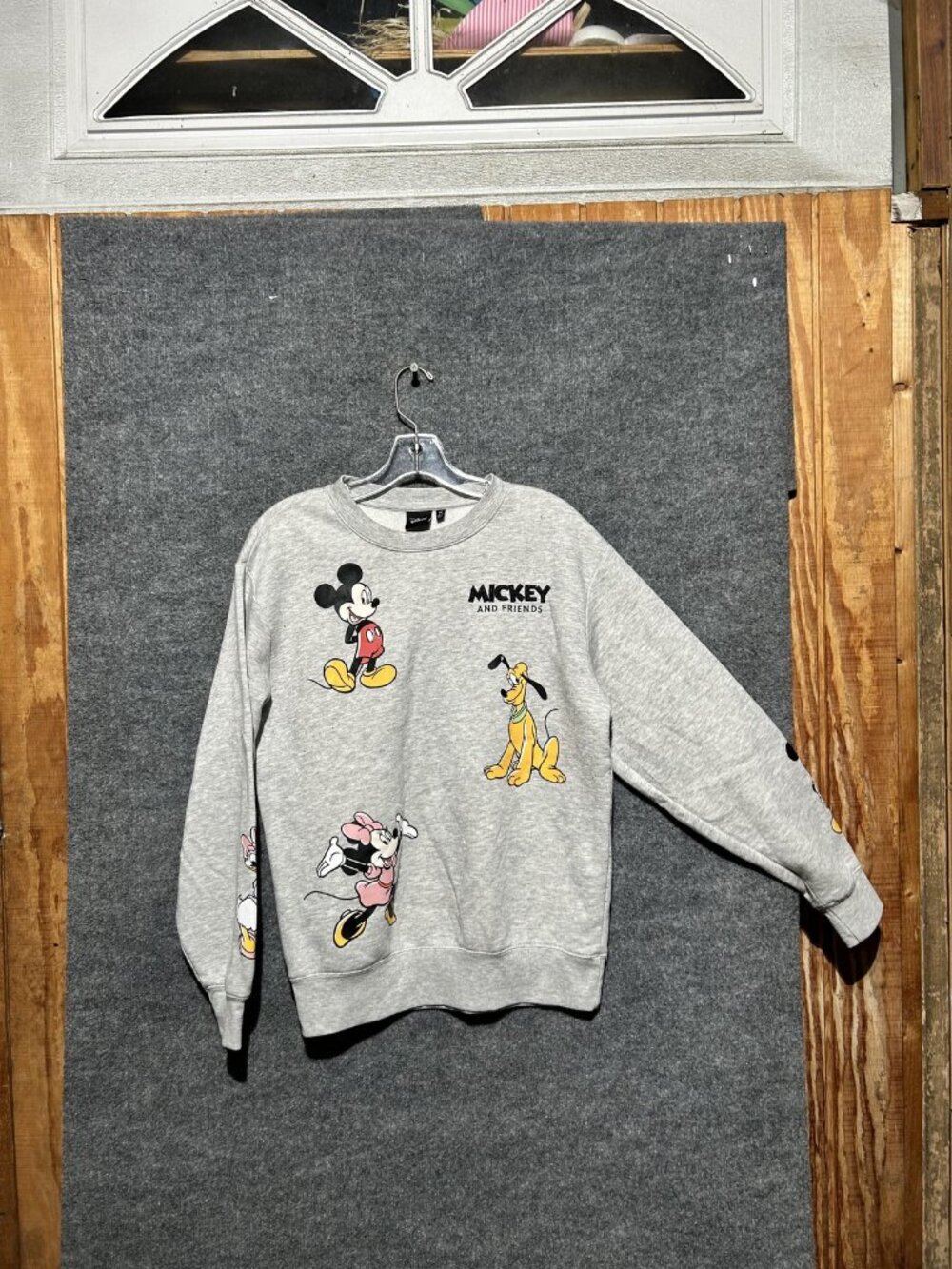 Disney Mickey & Friends Sweatshirt Mens Medium Gray Graphic Pullover Fleece